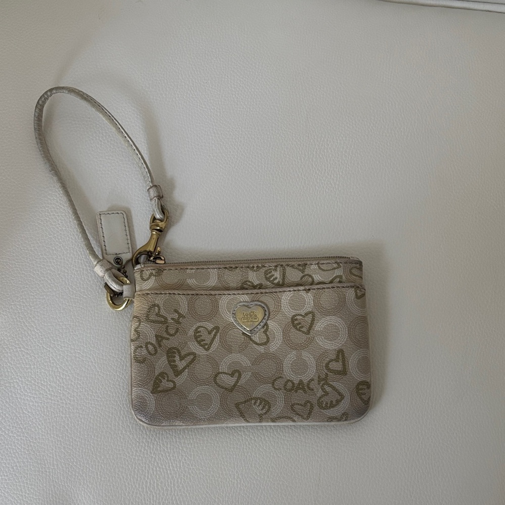 Coach Waverly Hearts Beige Heart Pattern Wristlet  ( PREOWNED) - Picture 5 of 16